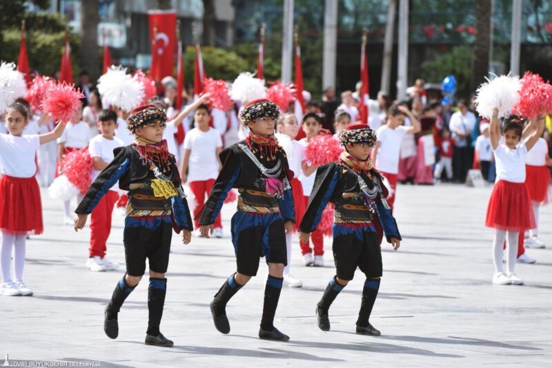 İzmir'de 23 Nisan Ulusal Egemenlik ve Çocuk Bayramı, Cumhuriyet Meydanı'ndaki
