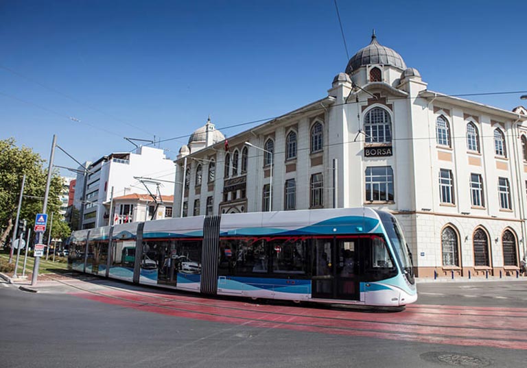 İzmir'de tramvay kullananlara sosyal medyadan uyarı geldi.