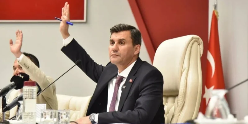 Manisa'nın yeni seçilen belediye başkanı CHP'li Ferdi Zeyrek, suya indirim
