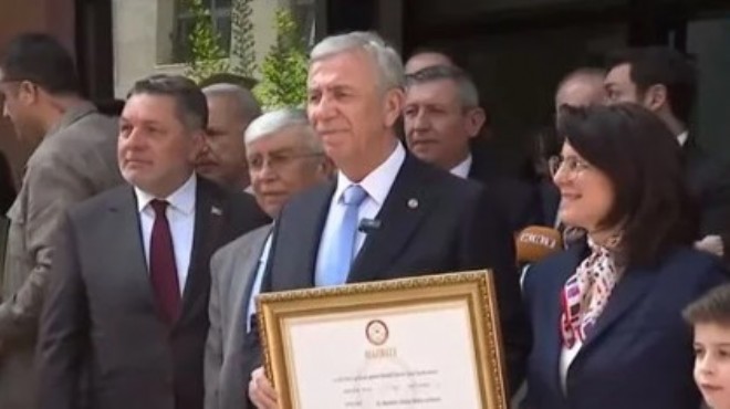Ankara Büyükşehir Belediye Başkanı Mansur Yavaş, mazbatasını aldı. Yavaş, “Bize