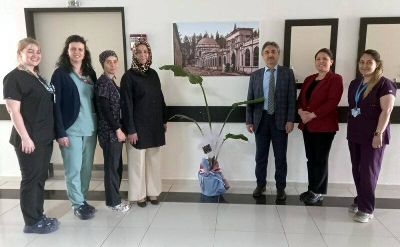 Hastane başhekimi Dr. Hasan Başkaya, Başhemşire Yasemin Taşcıoğlu ile birlikte,