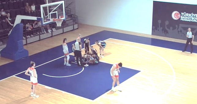 Küçük Ankara  Spor Salonu'nda oynanan  baştan sona kadar