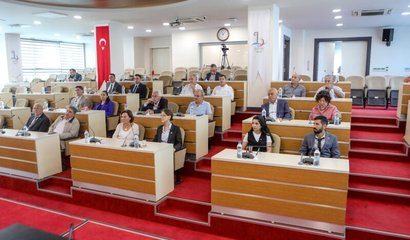 Bayraklı Belediye Başkanı İrfan Önal, yerel seçimlerin ardından görevlerine başlayan