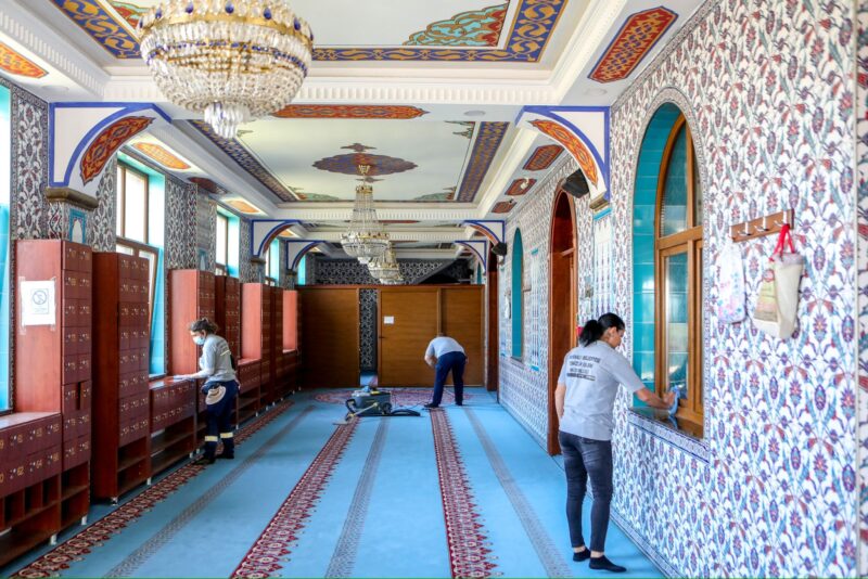 Bayraklı Belediyesi Temizlik İşleri Müdürlüğü ekipleri, Ramazan Bayramı öncesi camileri