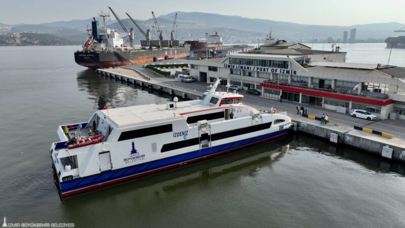 İzmir Büyükşehir Belediyesi’nin deniz turizmini canlandırmak için İZDENİZ konforuyla sürdürdüğü