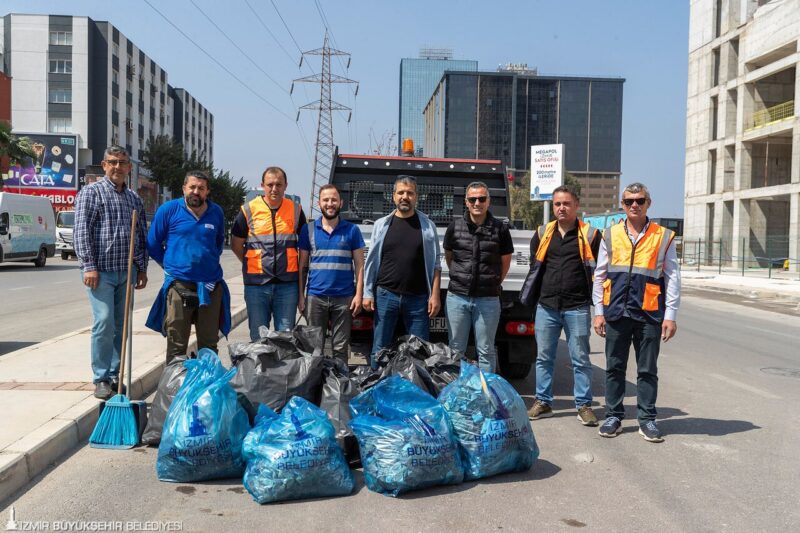 İzmir Büyükşehir Belediyesi ekipleri, sağlıklı bir kent ve temiz çevre