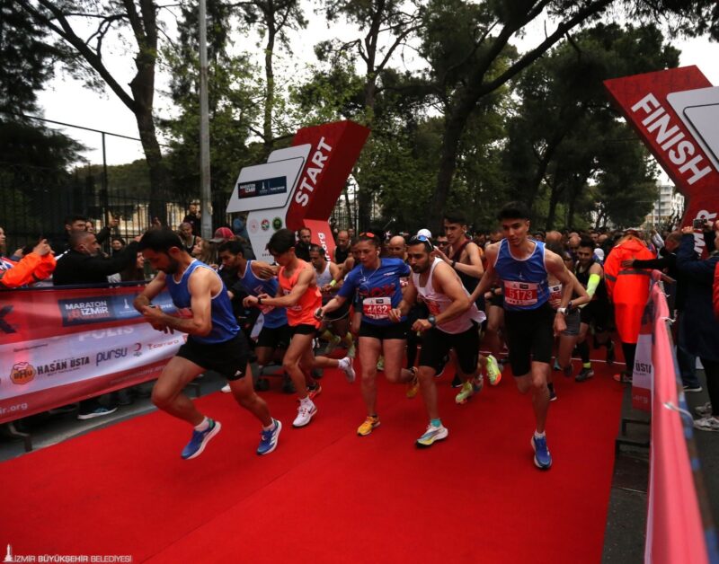 İzmir Büyükşehir Belediyesi’nin bu yıl beşincisini düzenlediği Maratonİzmir Avek, 21