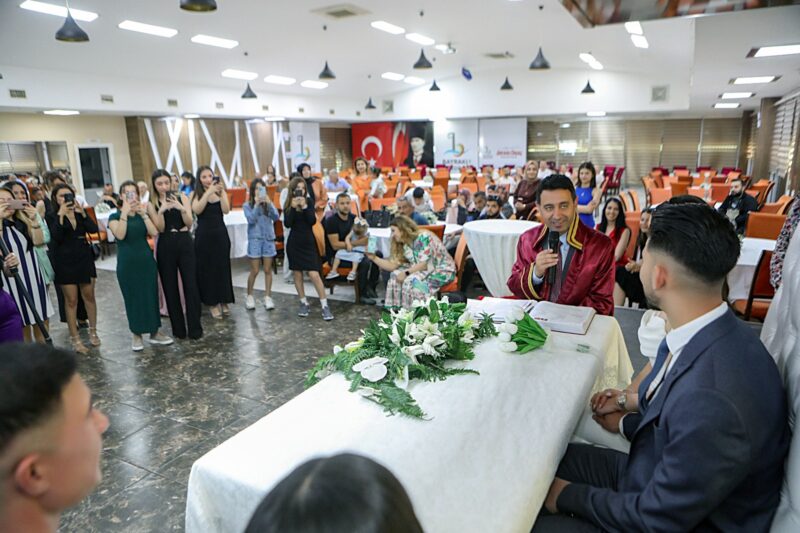 Bayraklı Belediye Başkanı İrfan Önal, belediye başkanı seçildikten sonra ilk
