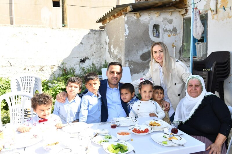 Çiğli Belediye Başkanı Onur Emrah Yıldız ve Eşi Gamze Yıldız;
