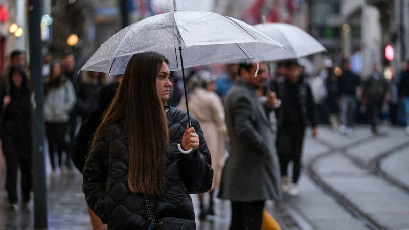 AKOM'dan yapılan hava tahminine göre, İstanbul'da cumartesi gününe kadar sağanak