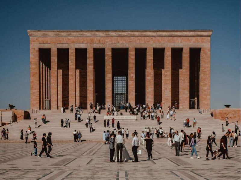 Ramazan Bayramı tatilinde çok sayıda kişi Anıtkabir'i ziyaret etti.