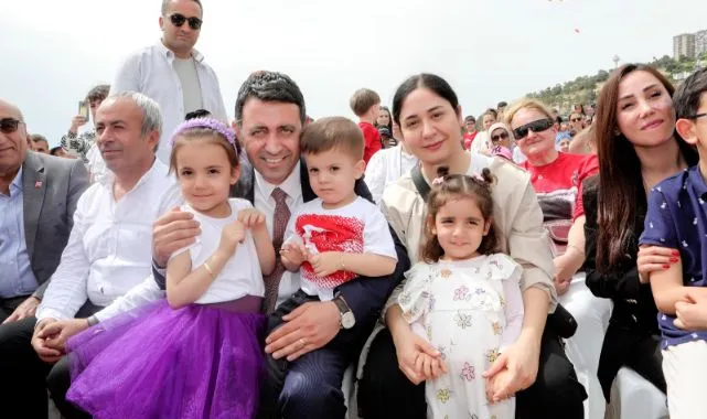 Bayraklı Belediyesi tarafından düzenlenen 23 Nisan şenliklerine binlerce çocuk akın