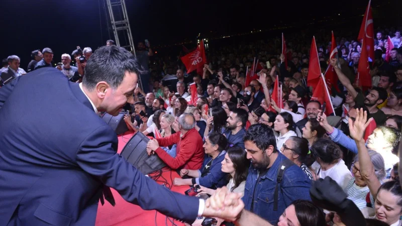 Yerel seçimlerin ardından Bayraklı Belediye Başkanlığı mazbatasını alarak görevine başlayan