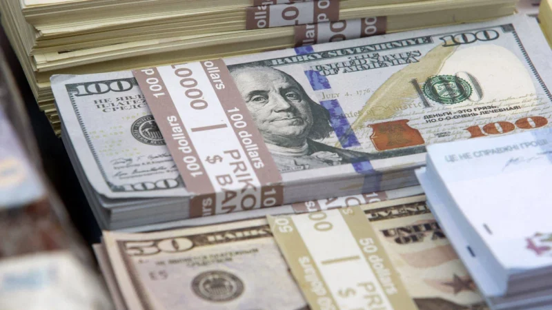 İstanbul serbest piyasada dolar 32,4400 liradan, euro 34,7360 liradan güne
