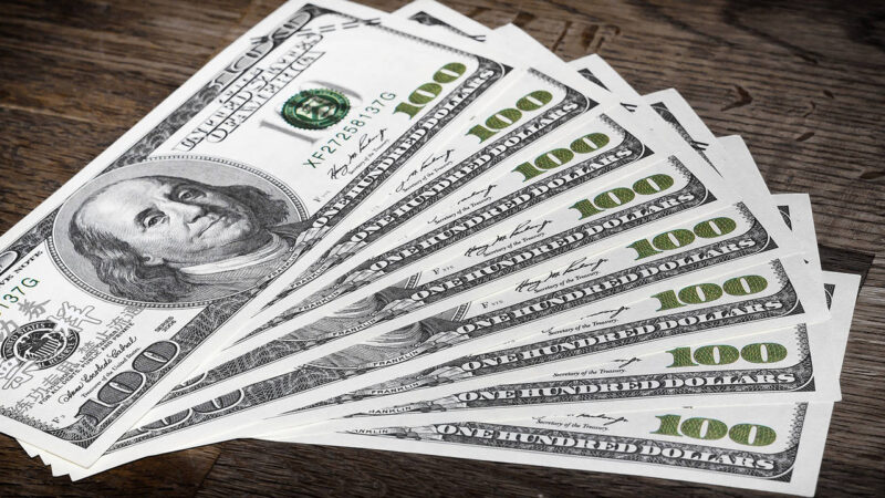 Dolar/TL, g&uuml;ne değer kazancıyla başlamasının ardından 32,5810 seviyesinden işlem g&ouml;r&uuml;yor.