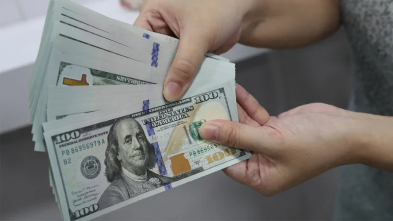 İstanbul serbest piyasada dolar 32,6110 liradan, euro 34,7770 liradan haftaya