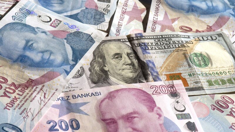 İstanbul serbest piyasada dolar 32,4270 liradan, euro ise 34,7790 liradan