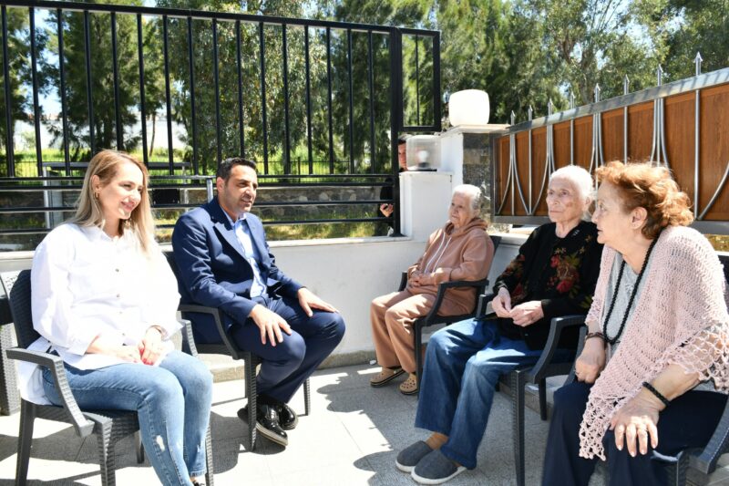 Çiğli Belediye Başkanı Onur Emrah Yıldız, bayram ziyaretlerine ilçedeki huzurevleriyle