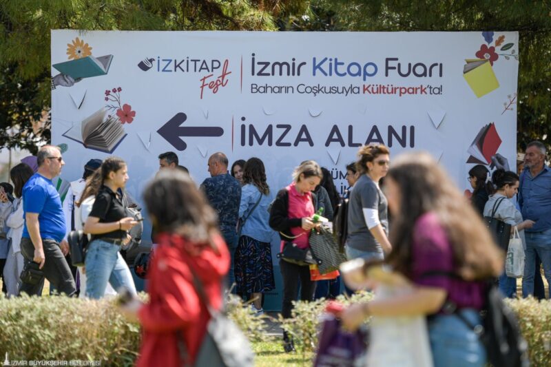 İzmir Büyükşehir Belediyesi'nin ev sahipliğinde düzenlenen İZKİTAP Fest - İzmir