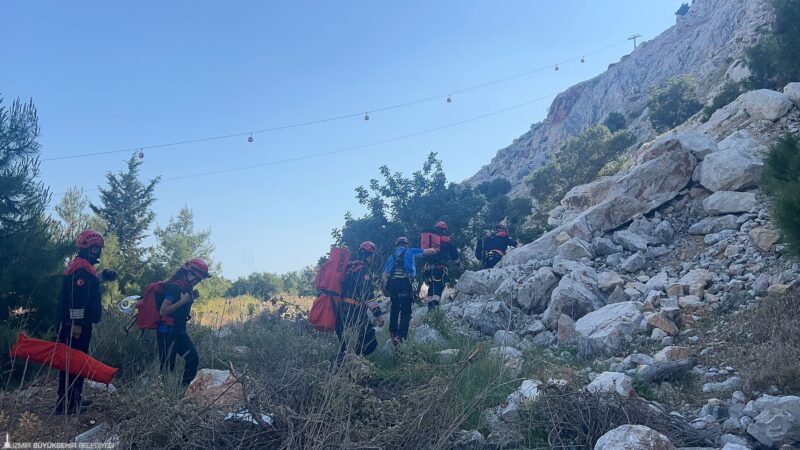 İzmir Büyükşehir Belediyesi İtfaiye Dairesi Başkanlığı ekipleri, Antalya Konyaaltı'nda Tünektepe