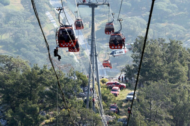 Antalya'da teleferik kabininin tabanının kopması sonucu 1 kişinin hayatını kaybettiği