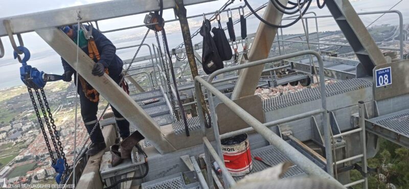 İzmir Büyükşehir Belediyesi’nin Avrupa Birliği standartlarında hizmet verdiği Balçova’daki Teleferik