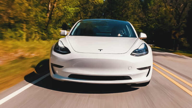 Tesla, küresel çapta düşen satışlar ve fiyat indirimlerinin etkisiyle 2024'ün