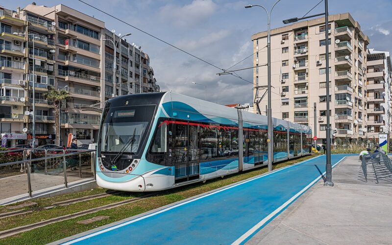 İzmir'de tramvay kullananlara resmi hesaptan uyarı geldi.