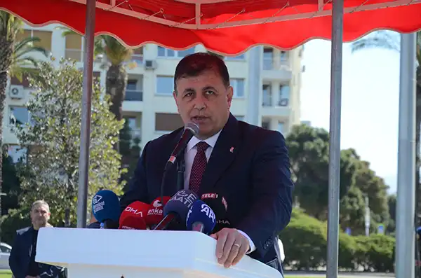 İzmir Büyükşehir Belediyesi’nde devir teslim gerçekleşti. Önceki dönem Başkanı Tunç