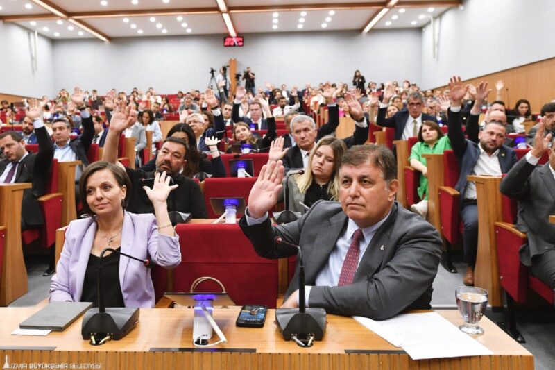 İzmir Büyükşehir Belediyesi Meclisi'nin yeni döneminin ikinci toplantısı İzmir Büyükşehir