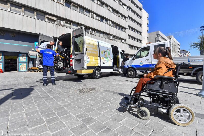 İzmir Büyükşehir Belediyesi, engelli bireylerin yaşamını kolaylaştırmak amacıyla pek çok