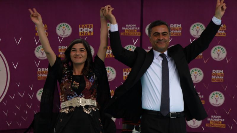 Van'da başkanlığı kazanan DEM Partili Abdullah Zeydan, yaptığı açıklamada dayanışma