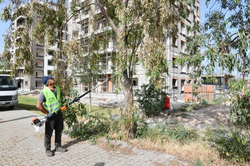 Çiğli Belediyesi, ilçe genelinde başlattığı temizlik seferberliği kapsamında park, yol,