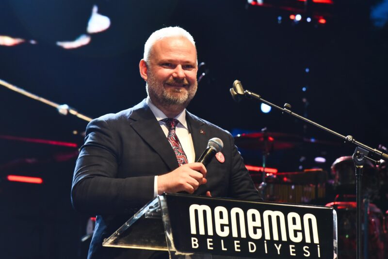 14. Emiralem Çilek Festivali, ilk gününde on binleri Menemen’de buluşturdu.