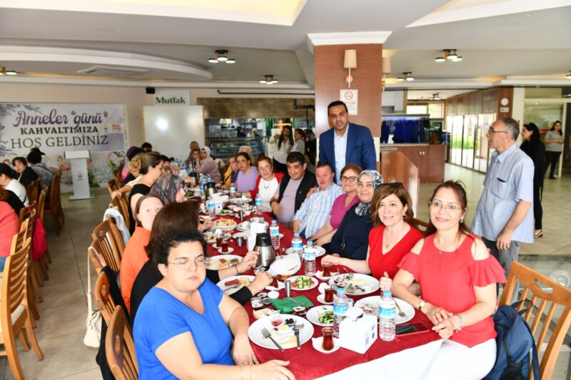 Çiğli Belediye Başkanı Onur Emrah Yıldız, Anneler Günü kapsamında Çiğli
