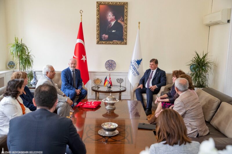 İzmir Büyükşehir Belediye Başkanı Dr. Cemil Tugay,  İzmir’in kardeş