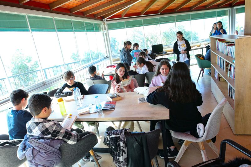 Bayraklı Belediyesi, ilçe genelindeki kütüphanelerde bulunan yayınların çeşitliliği ve içeriğini