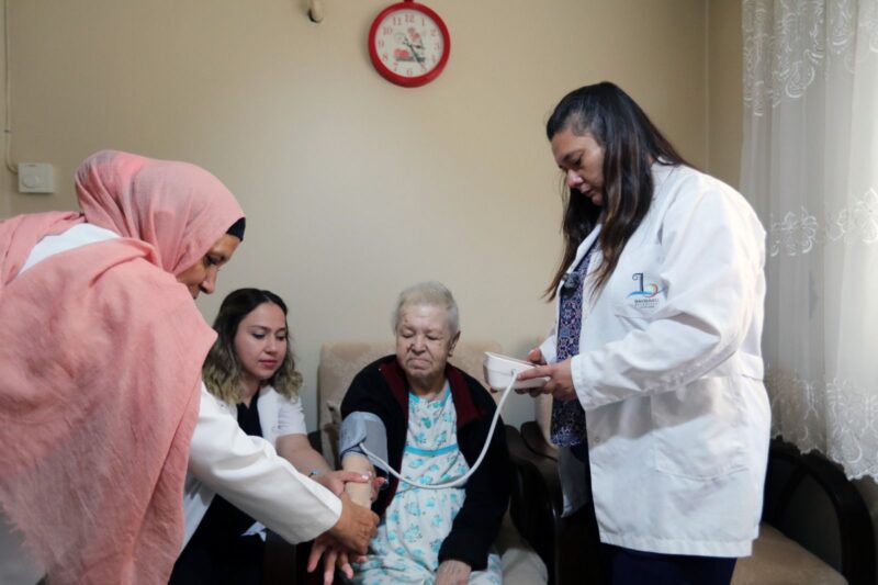 Bayraklı Belediyesi, vatandaşlara ücretsiz sağlık hizmeti sunarak sağlık alanındaki çalışmalarına
