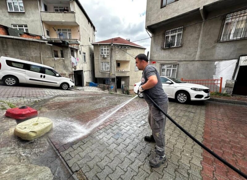 Kağıthane'de cadde ve sokaklar arasında ki, yollar dezenfekteli suyla yıkanarak