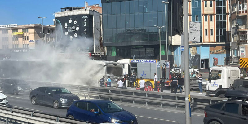 Küçükçekmece'de, metrobüste çıkan yangın itfaiye ekiplerince söndürüldü.