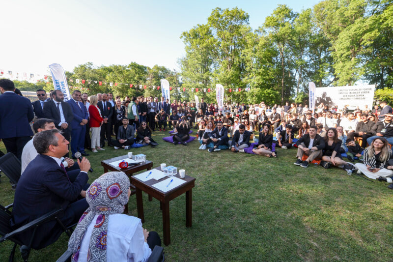 Cumhuriyet Halk Partisi Genel Başkanı Özgür Özel, Samsun'da gençlerle buluşmasında,
