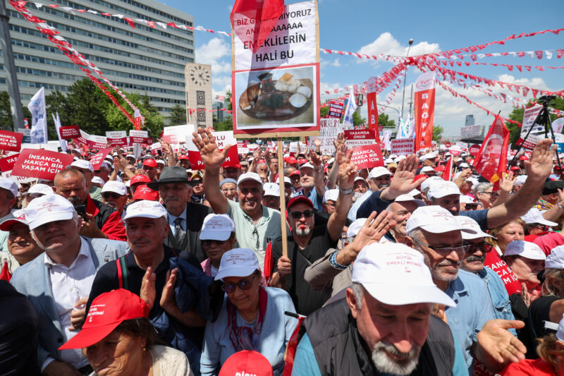 Cumhuriyet Halk Partisi Genel Başkanı Özgür Özel, iktidardan başta emekliler