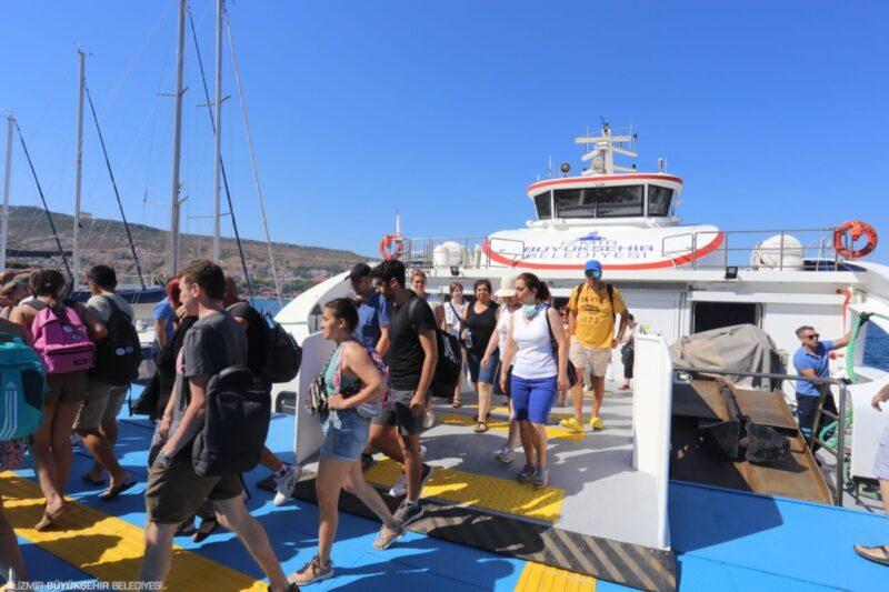İzmir Büyükşehir Belediyesi İZDENİZ A.Ş. Genel Müdürlüğü’nün, yaz aylarında Foça,