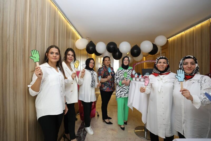 Etkinlikte konuşan Fırat Üniversitesi Hastanesi Enfeksiyon Hastalıkları Anabilim Dalı Öğretim