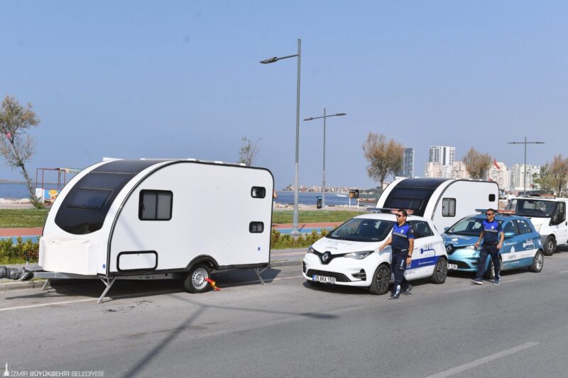 
İzmir Büyükşehir Belediyesi, Karşıyaka'da yol kenarlarına bırakılan karavanların kaldırılması için