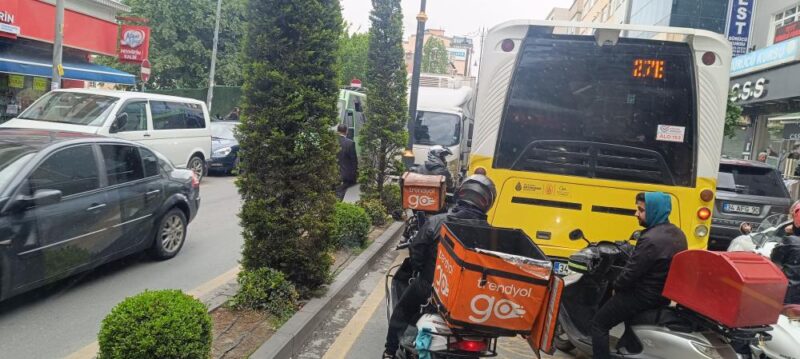 
Kağıthane'de yolun ortasına park yapan sürücü trafiği engelledi. Bu duruma