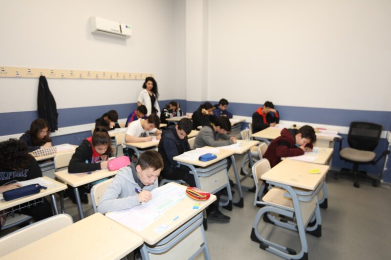 Eğitim alanındaki yatırımları ve başarılarıyla fark yaratan Bayraklı Belediyesi, katılımcı