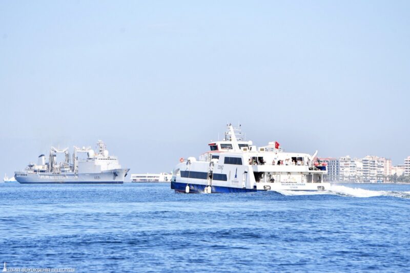 İzmir Büyükşehir Belediyesi’nin deniz turizmini canlandırmak için İZDENİZ konforuyla sürdürdüğü