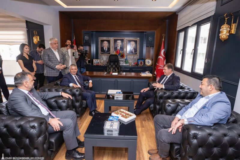  Kenti İzmirlileri temsilen tüm siyasi partilerle birlikte yönetmek istediklerini