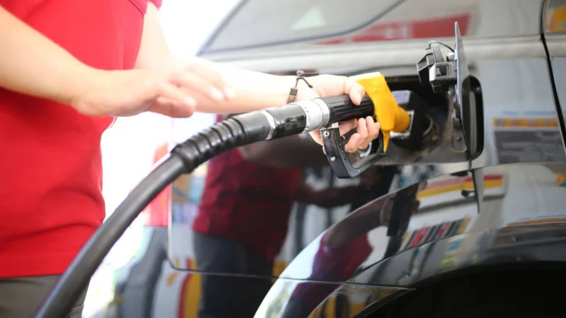 Brent petrol ve döviz kurundaki dalgalanmalar akaryakıt fiyatlarına indirim ve